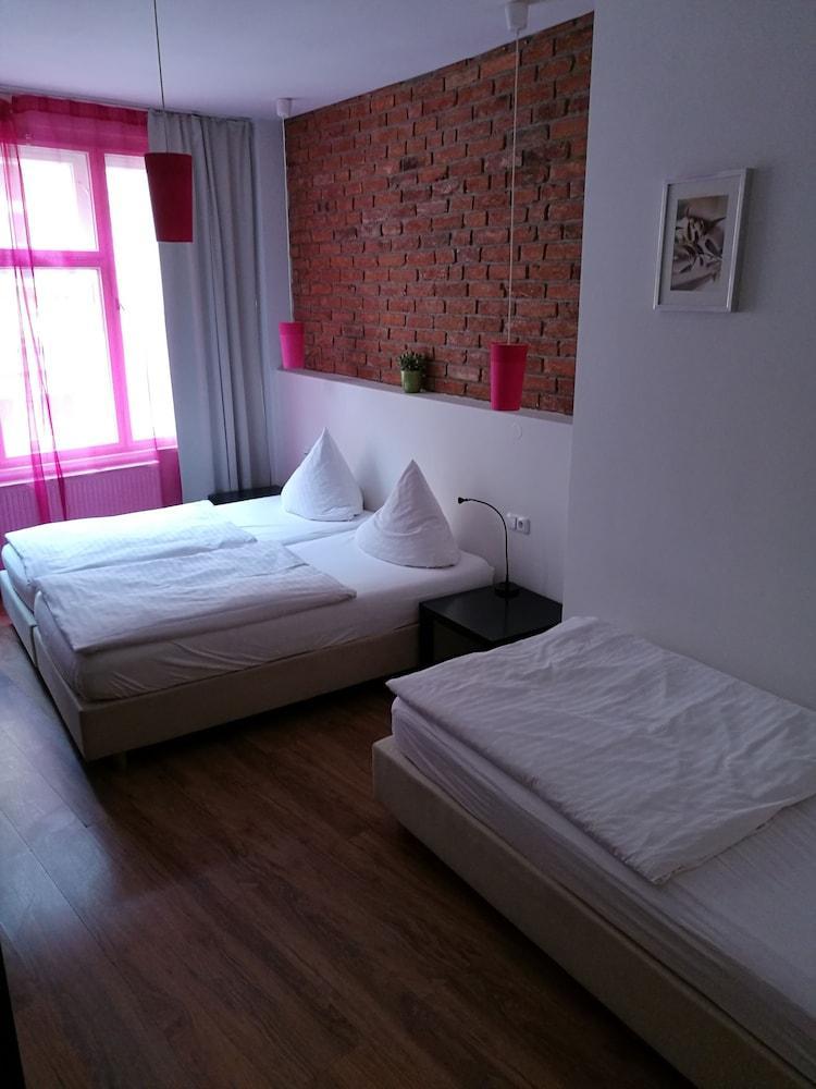 Hotel Purpur Praag Buitenkant foto