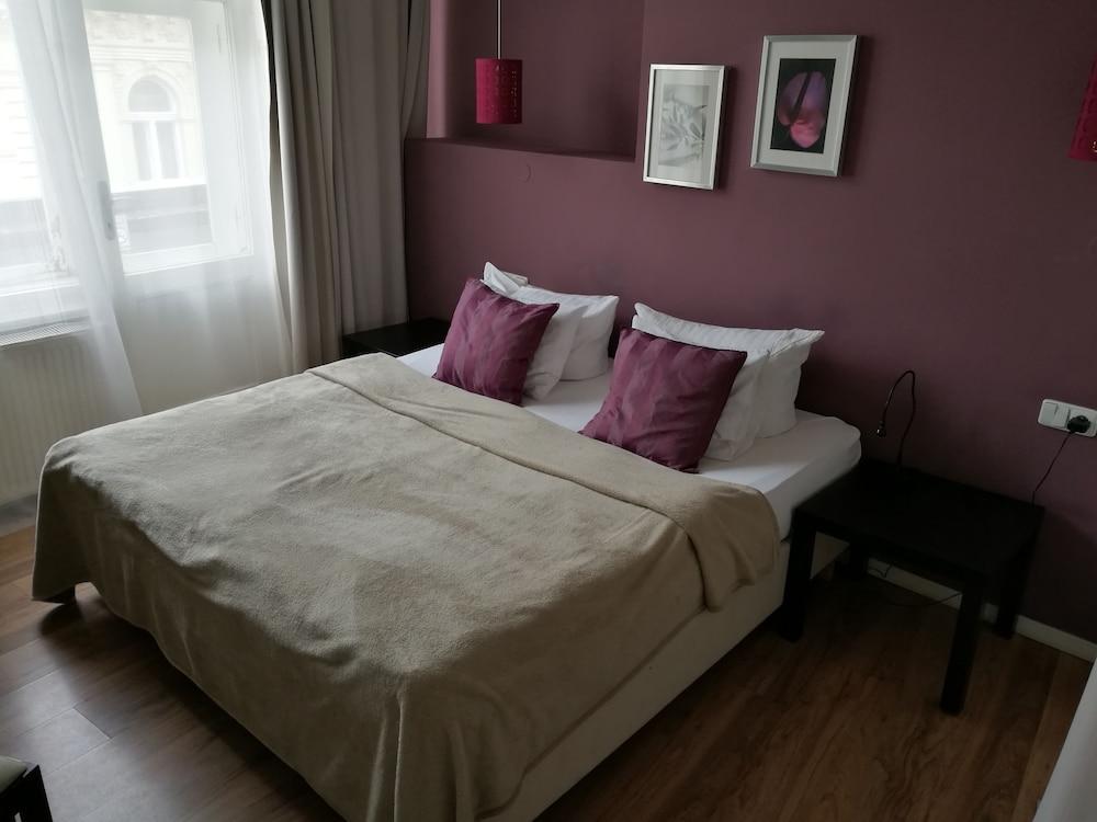 Hotel Purpur Praag Buitenkant foto