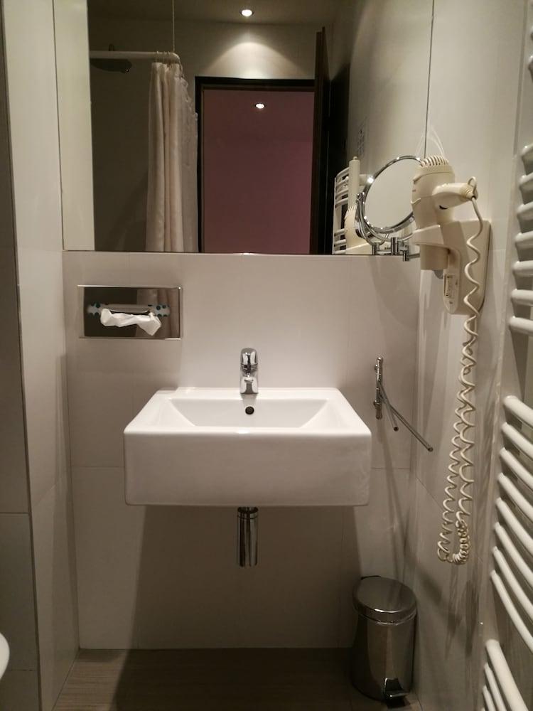 Hotel Purpur Praag Buitenkant foto
