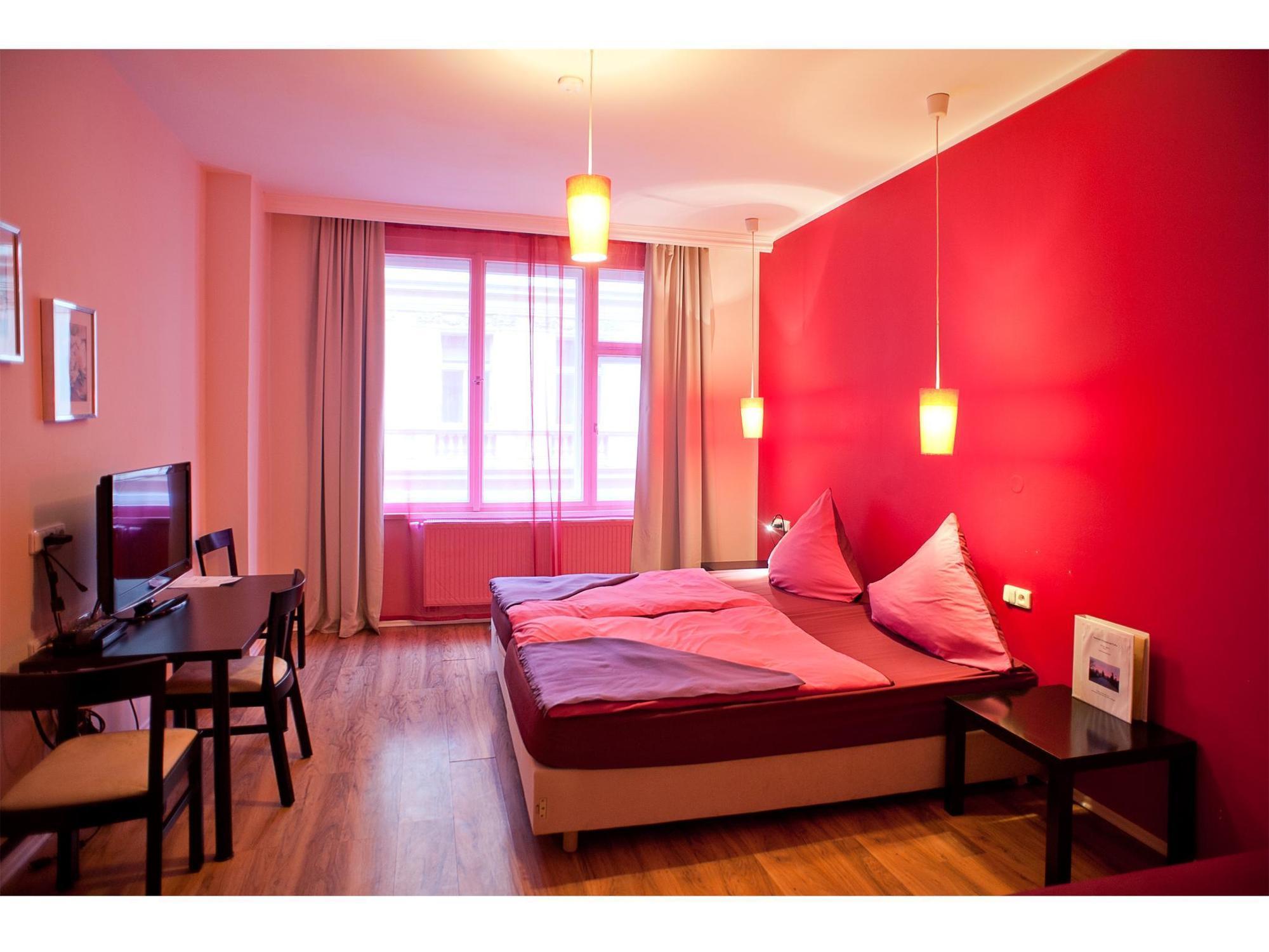 Hotel Purpur Praag Buitenkant foto