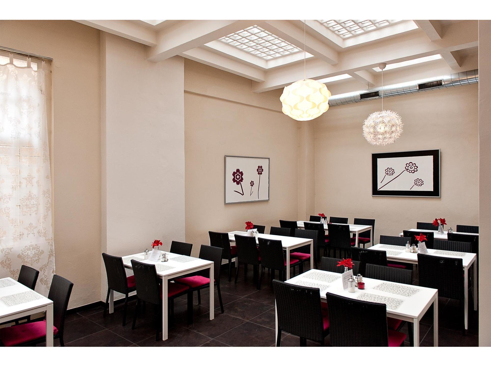 Hotel Purpur Praag Buitenkant foto
