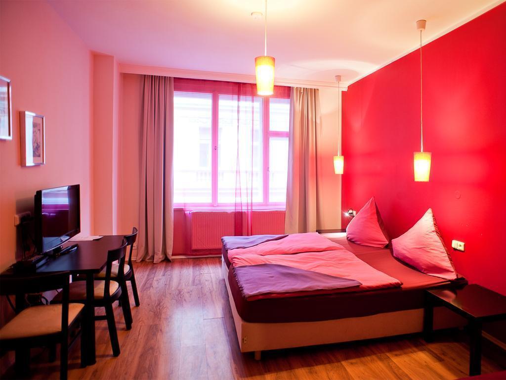 Hotel Purpur Praag Buitenkant foto