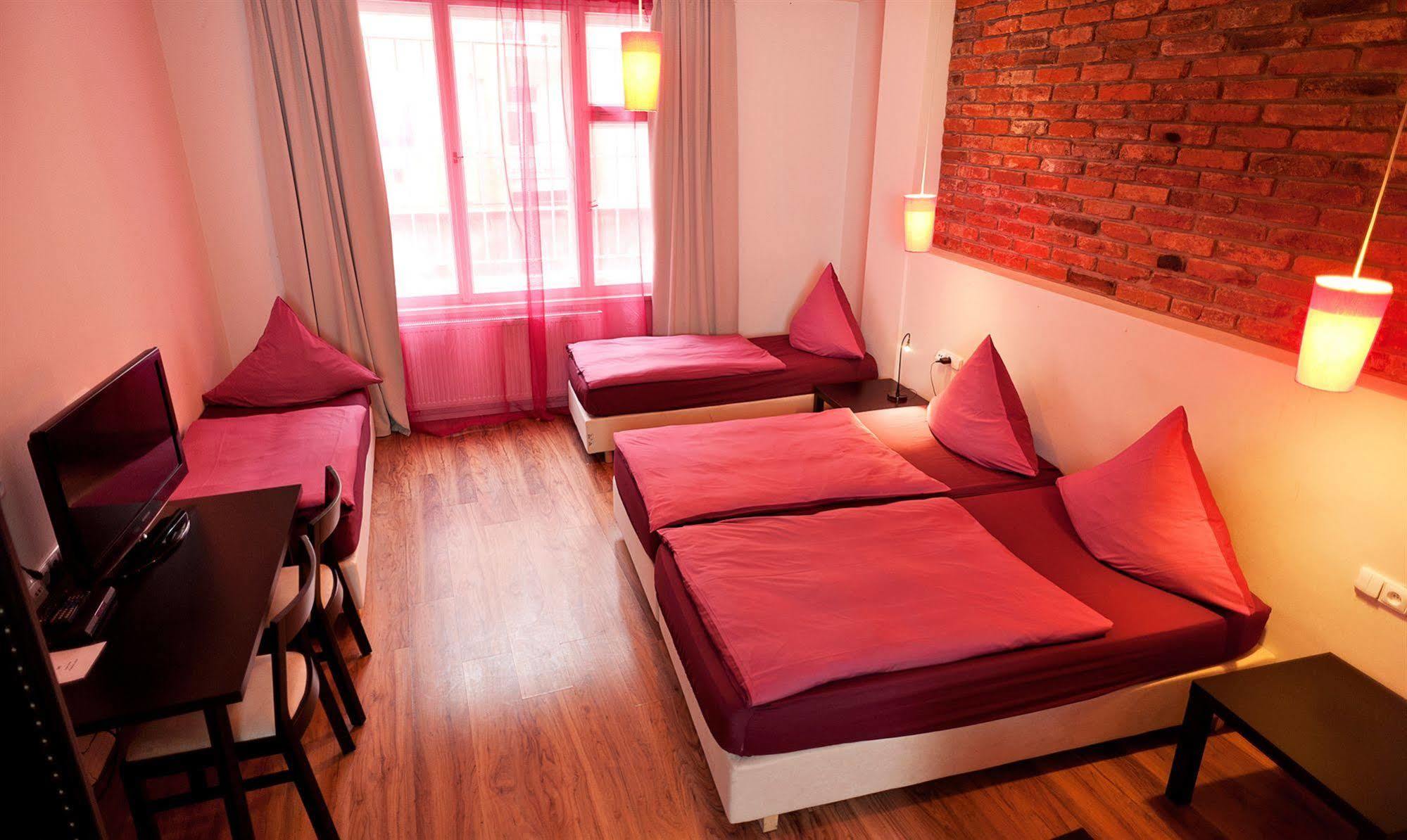Hotel Purpur Praag Buitenkant foto