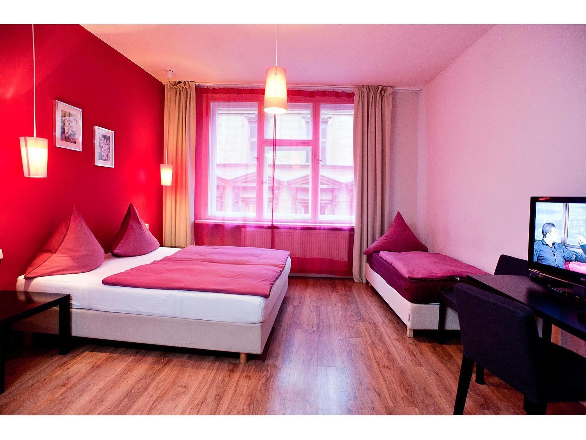 Hotel Purpur Praag Buitenkant foto